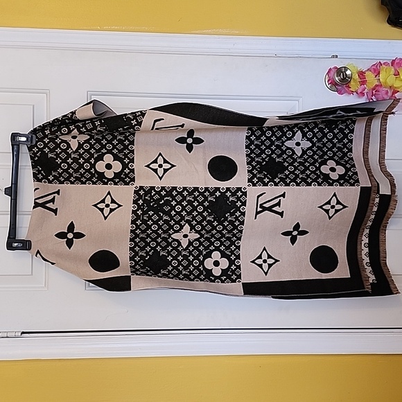 NWOT Reversible Oversized Shawl/Scarf - Picture 7 of 10